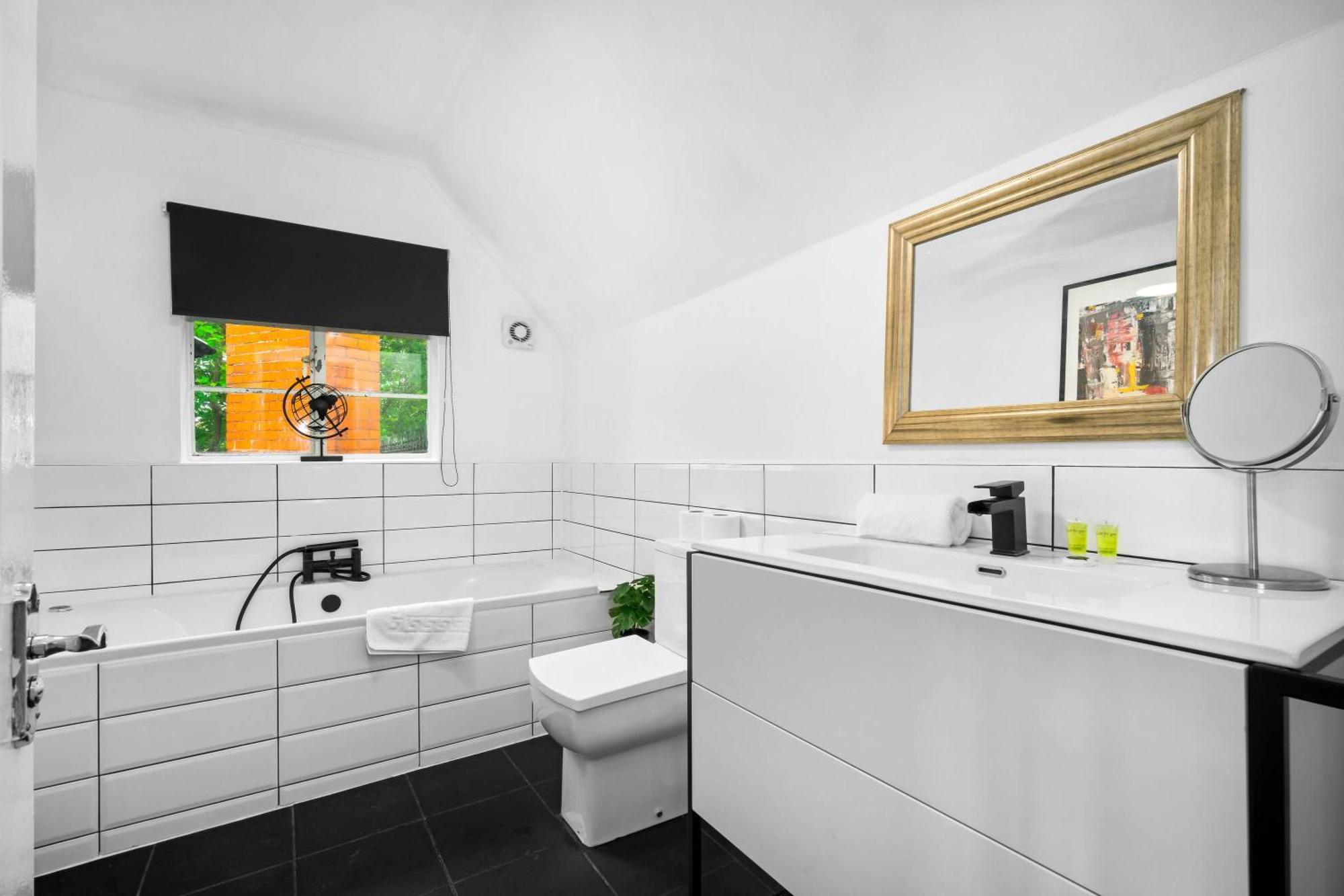Stylish Apartment - Parking - Outdoor Terrace - Wolverhampton - Netlix - Wifi - 9Bpc Zewnętrze zdjęcie
